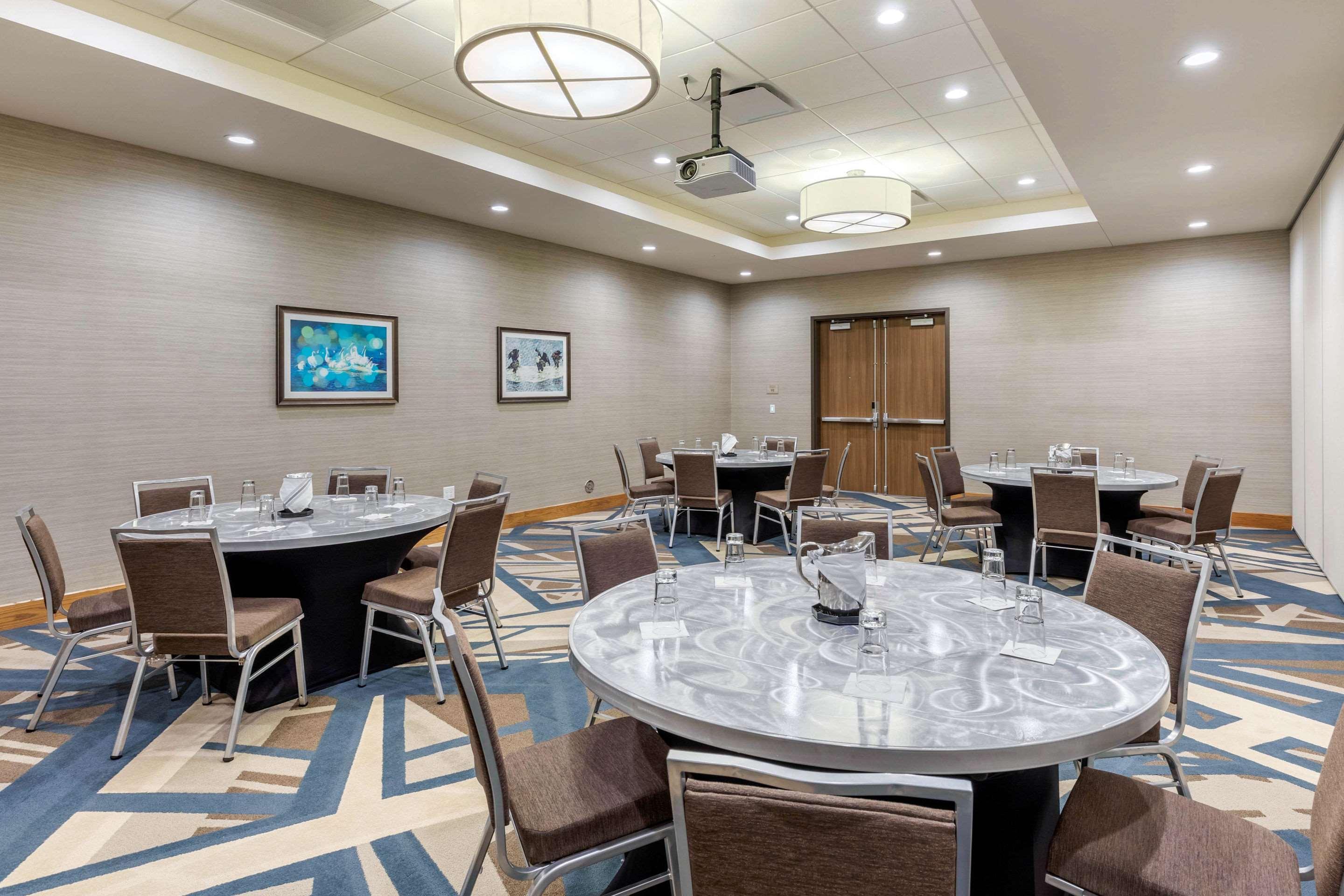 Cambria Hotel Davenport Quad Cities Bettendorf Bagian luar foto